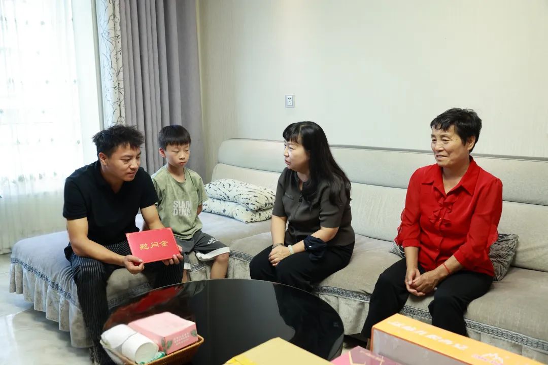 省機冶建工會主席劉小萍到陜鋼集團漢鋼公司“送清涼”慰問