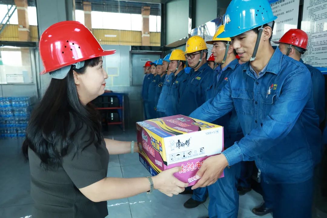 省機冶建工會主席劉小萍到陜鋼集團漢鋼公司“送清涼”慰問