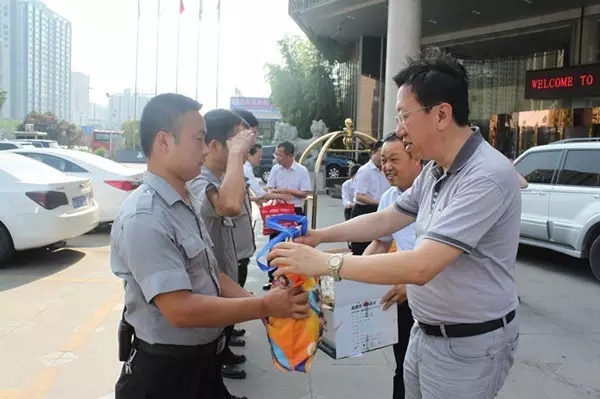 陜鋼集團領導給高溫崗位員工“送清涼”