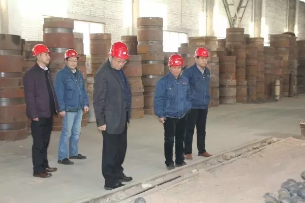 龍鋼集團(tuán)公司董事長(zhǎng)、總經(jīng)理董銀師一行到華冶公司調(diào)研