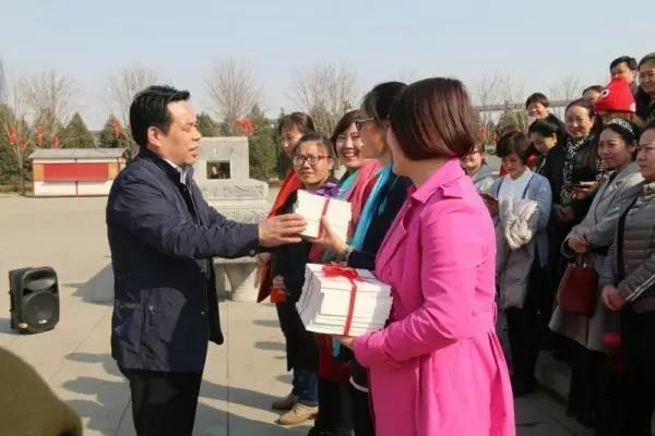 ��䓼��F(tu��n)������Ů��ί�_չϵ�л��(d��ng)�cף���ˋDŮ��(ji��)