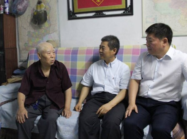 胡保存到西鋼公司、紅光物流公司慰問看望困難老黨員