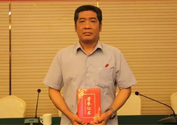 軋線生產(chǎn)的領頭雁---記龍鋼集團“四優(yōu)”黨員雷建武