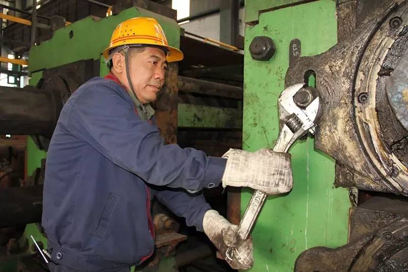 軋線生產(chǎn)的領頭雁---記龍鋼集團“四優(yōu)”黨員雷建武