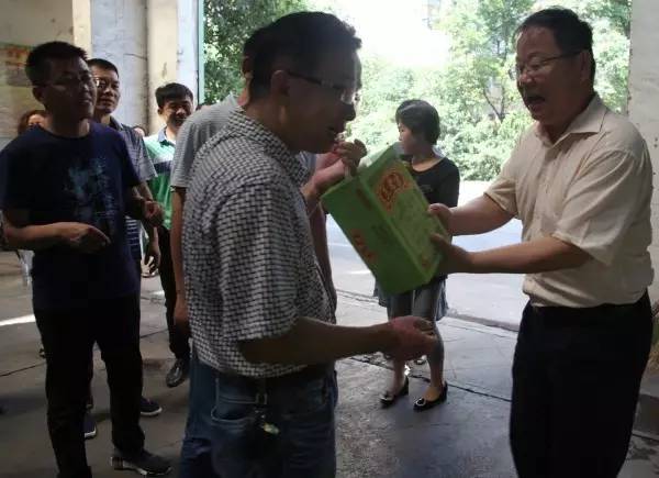 董銀師、史明奇、陳輝一行到基層單位慰問送清涼