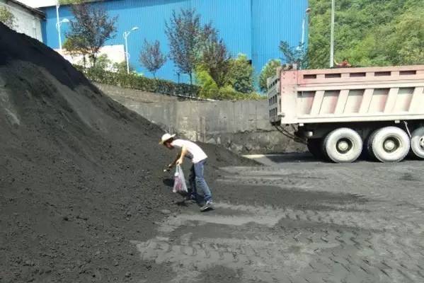 堅(jiān)守在發(fā)運(yùn)現(xiàn)場的取樣員