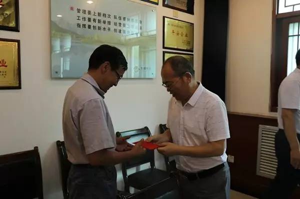 董銀師李武強唐鑫一行到大西溝礦業(yè)公司慰問困難黨員及職工