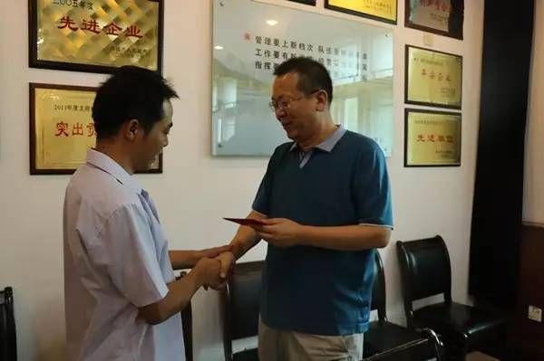 董銀師李武強唐鑫一行到大西溝礦業(yè)公司慰問困難黨員及職工