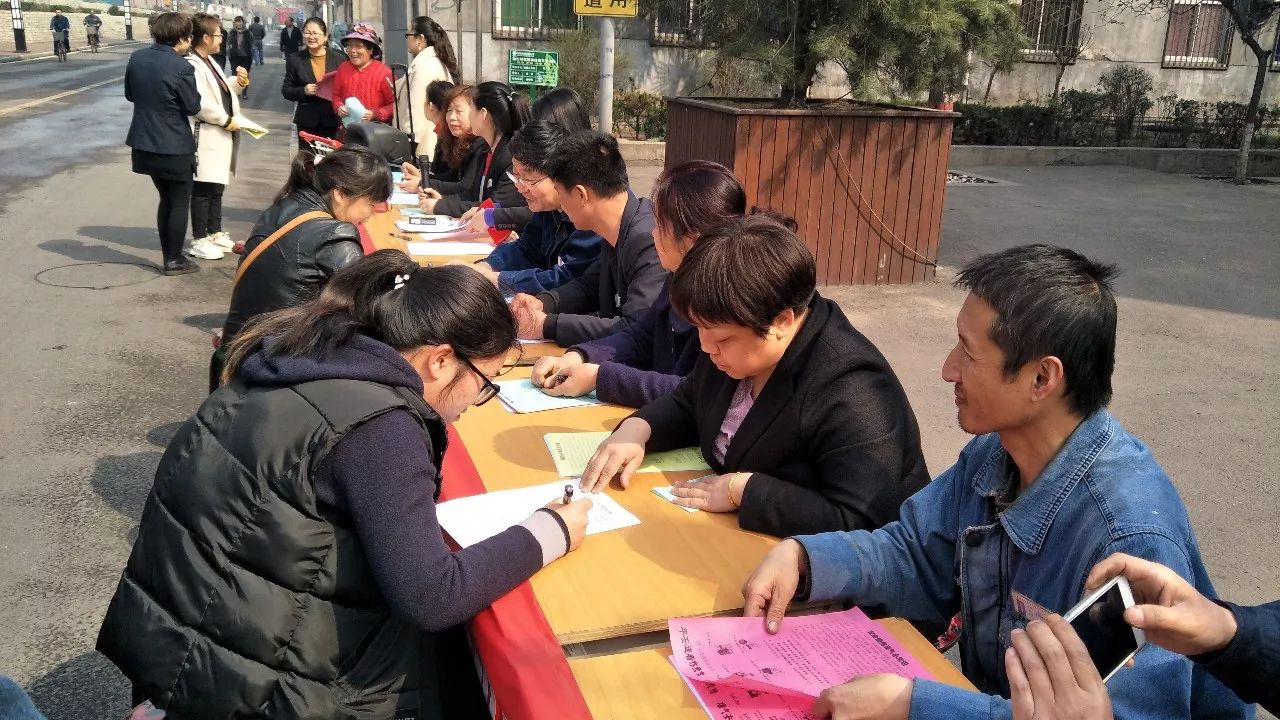 綜合服務(wù)公司開(kāi)展安全環(huán)保宣傳