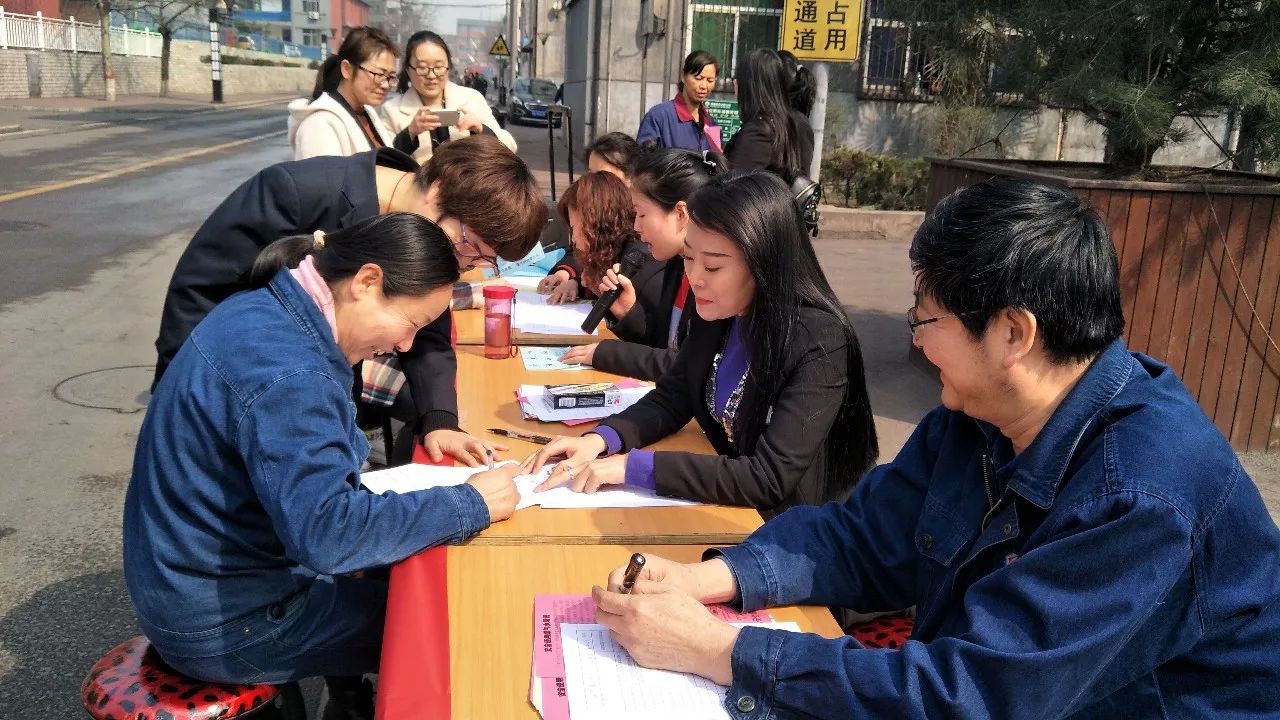 綜合服務(wù)公司開(kāi)展安全環(huán)保宣傳