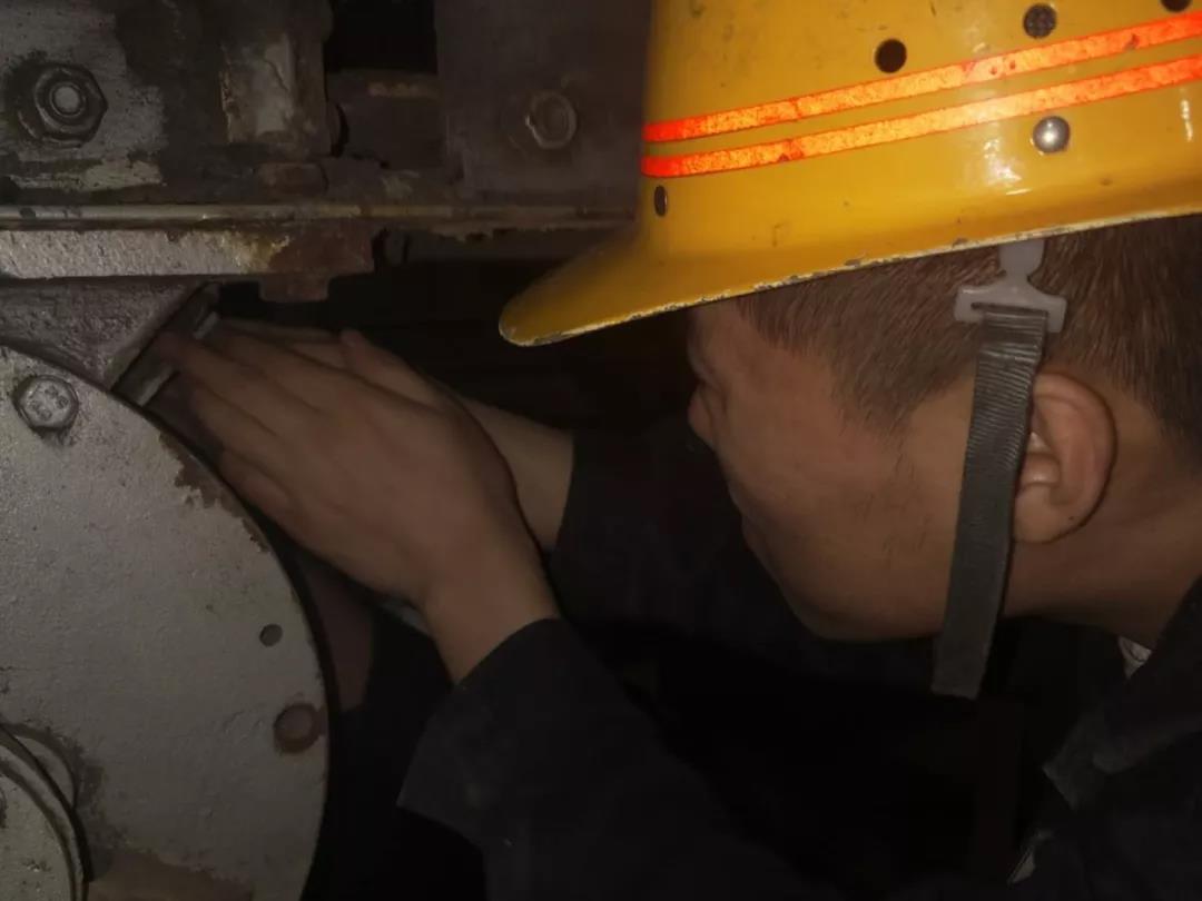 從“火山灰”中走出來的戰(zhàn)士——華富二區(qū)脫硫清理灰倉側記