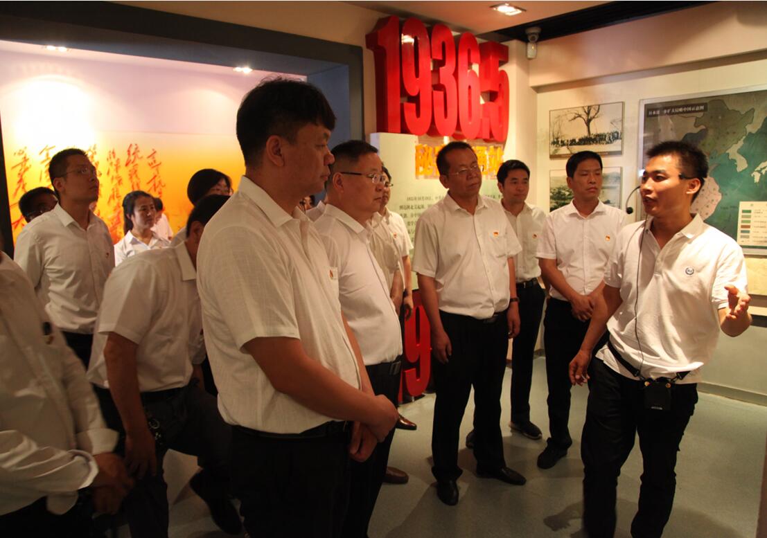 回望波瀾壯闊奮斗史　開(kāi)創(chuàng)非鋼產(chǎn)業(yè)新篇章——龍鋼集團(tuán)黨委開(kāi)展“不忘初心　牢記使命”主題黨日活動(dòng)