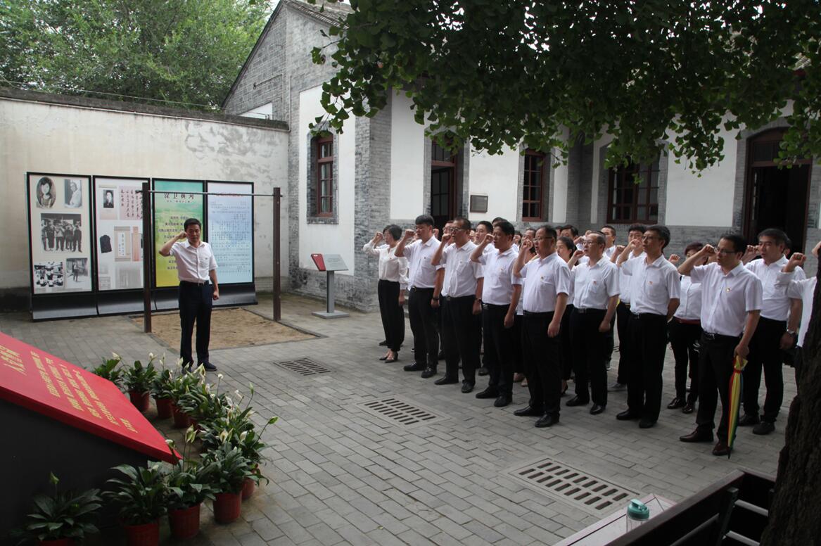 回望波瀾壯闊奮斗史　開(kāi)創(chuàng)非鋼產(chǎn)業(yè)新篇章——龍鋼集團(tuán)黨委開(kāi)展“不忘初心　牢記使命”主題黨日活動(dòng)