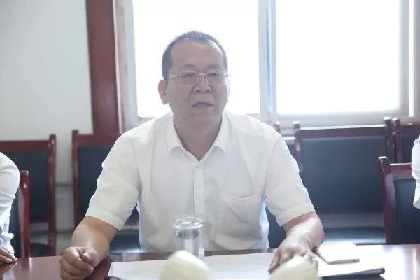 龍鋼集團(tuán)黨委理論學(xué)習(xí)中心組開(kāi)展先進(jìn)典型教育及黨章黨規(guī)專題學(xué)習(xí)