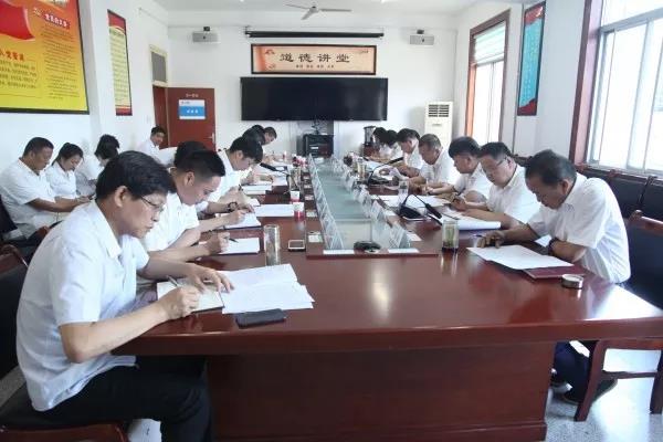 龍鋼集團(tuán)黨委理論學(xué)習(xí)中心組開(kāi)展先進(jìn)典型教育及黨章黨規(guī)專題學(xué)習(xí)