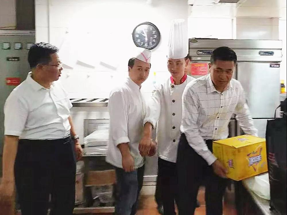 酒店板塊開展“不忘初心、牢記使命”主題教育專題調(diào)研、二季度績效考核檢查及送清涼活動