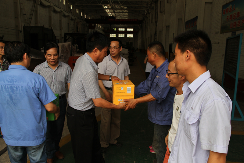 陜鋼集團(tuán)工會(huì)主席陳敏鋒到華冶公司“送清涼”